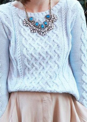 Oversize sweater & necklace